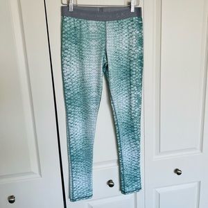⭐️Reel Skipper | Green scale water leggings | M
